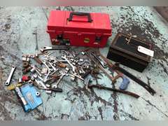 RED TOOLBOX WITH MISC. METAL TOOLS