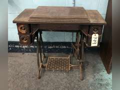 WHEELER & WILSON MFG COMPANY SEWING TABLE WITH MACHINE