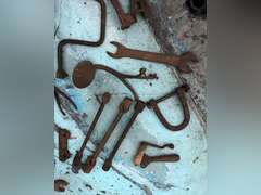 ASSORTED METAL TOOLS