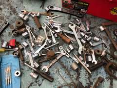 RED TOOLBOX WITH MISC. METAL TOOLS