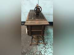 WHEELER & WILSON MFG COMPANY SEWING TABLE WITH MACHINE