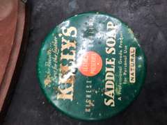 PIPE HOLDER WITH KELLY SADDLE SOAP CONTAINER