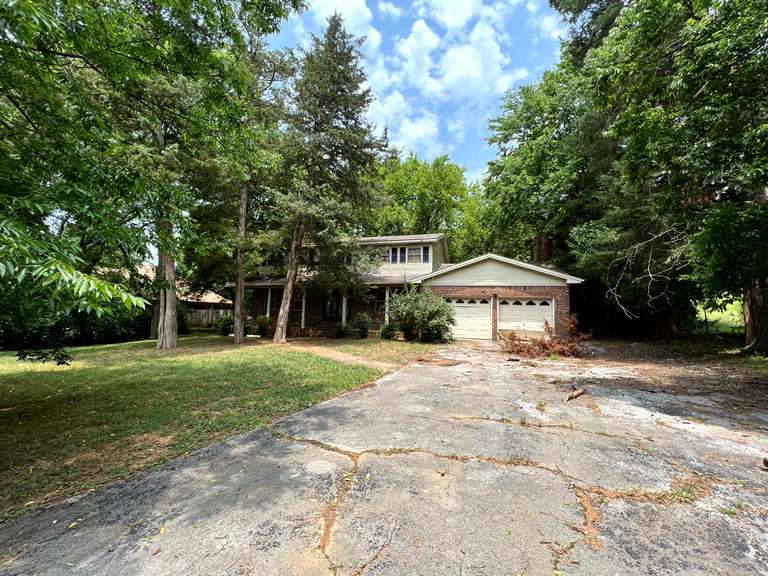 ABSOLUTE REAL ESTATE AUCTION 101 RIDGEMONT DRIVE IN HOPKINSVILLE, KY