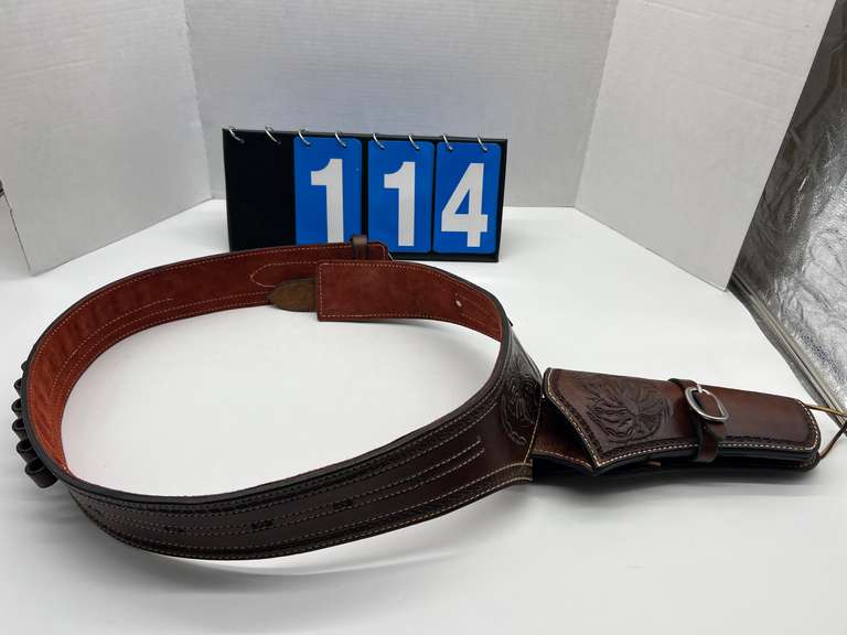 Beautiful leather single pistol right handed pistol gun belt,  hand tooled leather