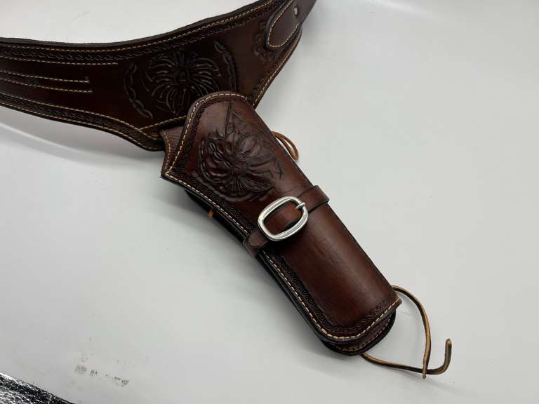Beautiful leather single pistol right handed pistol gun belt,  hand tooled leather
