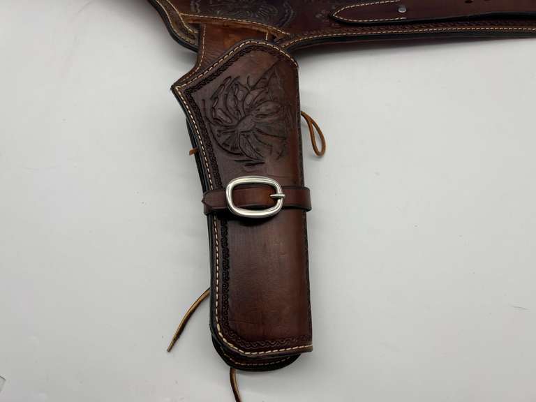 Beautiful leather single pistol right handed pistol gun belt,  hand tooled leather