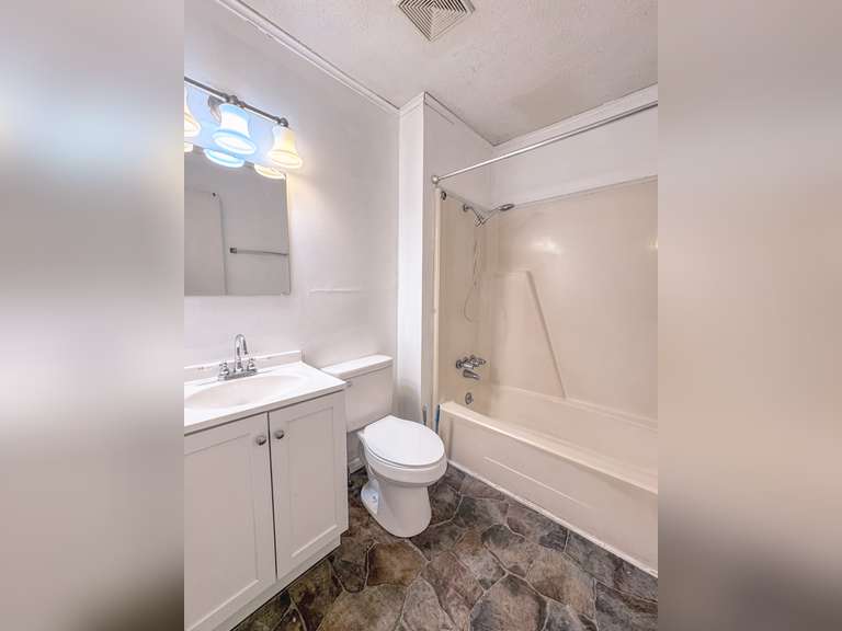 825 & 827 Independence Dr