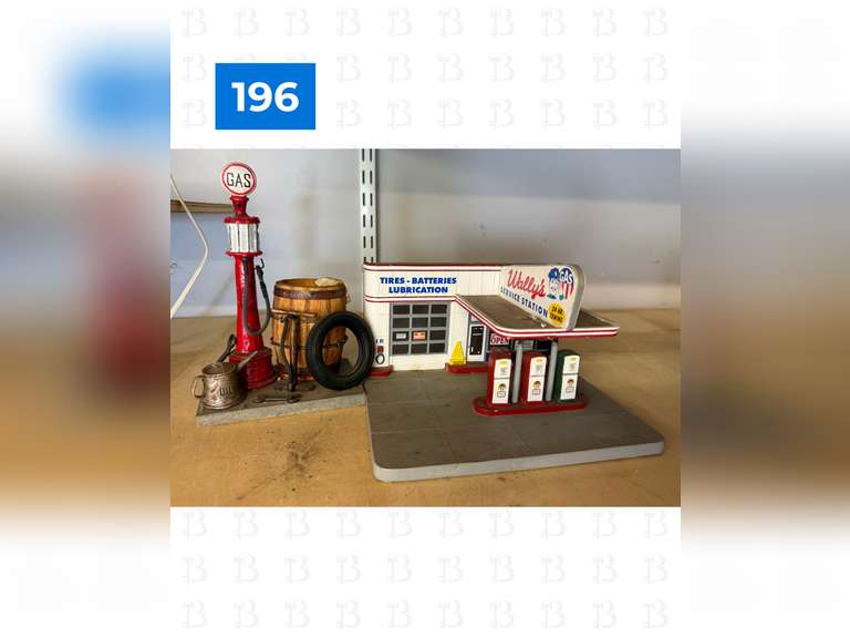 Shed Diorama with Gas Station, Gas Pump & 4 Toy Cars
