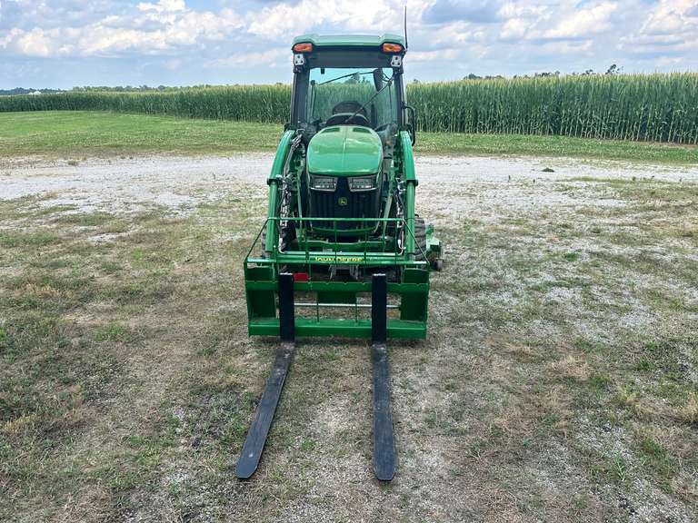 25'   JD3046R with loader