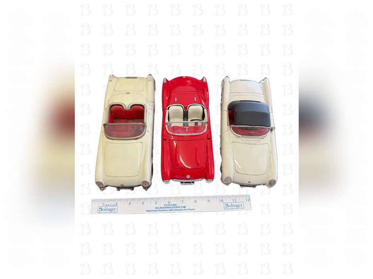 1:18 New Toy MF317 White 1953 Chevrolet Corvette Convertible with Red Interior, 1:18 Red 1957 Chevro