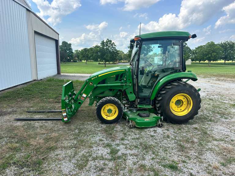 25' JD3046R with loader