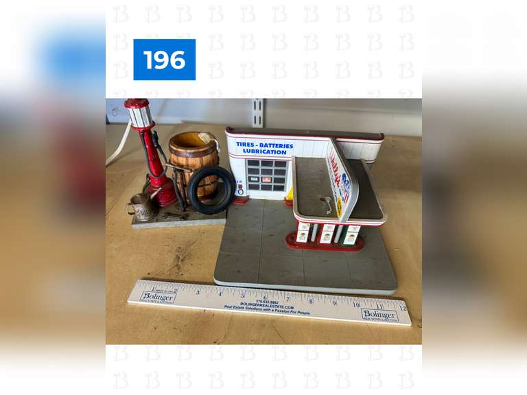 Shed Diorama with Gas Station, Gas Pump & 4 Toy Cars