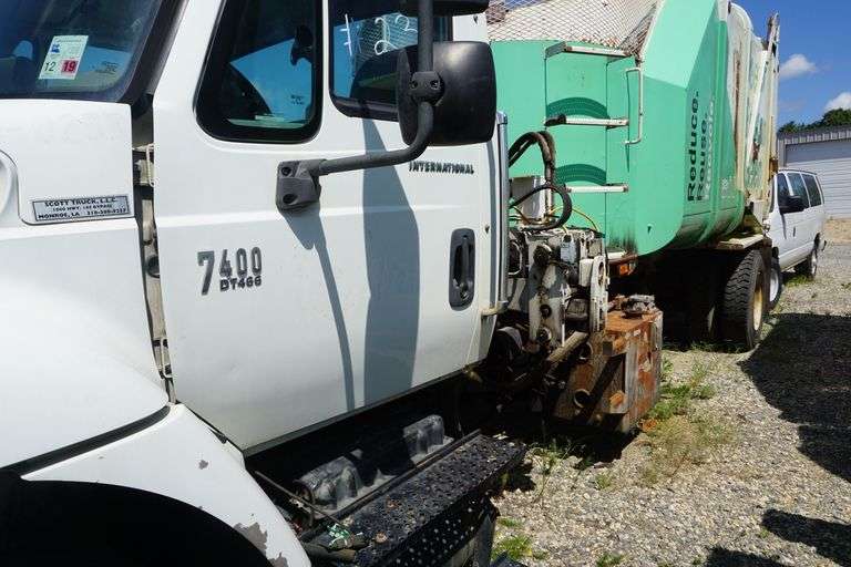 2005 International 7400 DT466  Side Loader Runs & Works