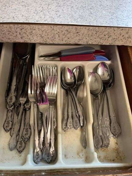Contents of 3 kitchen drawers