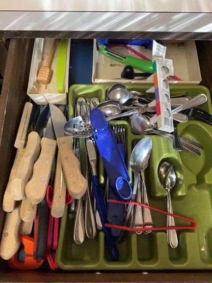 Contents of 4 kitchen drawers