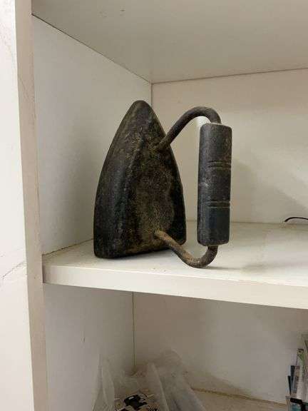 Miscellaneous in upper cabinets