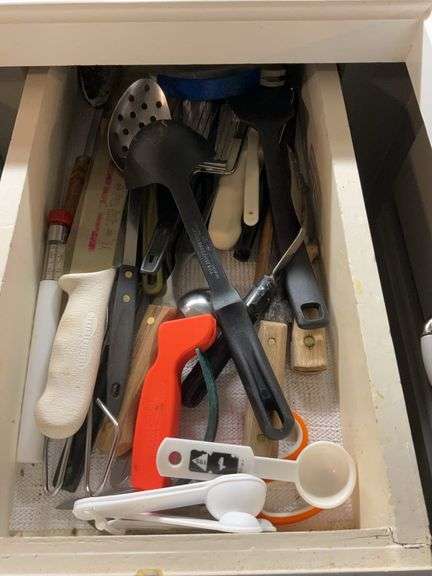 Contents of kitchen Drawers