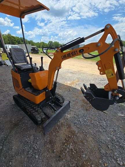 2026 LandHonor LHR-ME10X1 Hydraulic Mini Excavator – 13 HP, 1,800 lb, Unused LandHonor