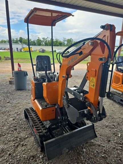 2026 LandHonor LHR-ME10X1 Hydraulic Mini Excavator – 13 HP, 1,800 lb, Unused LandHonor