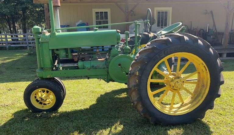 Early unstyled John Deere tractor with yellow spoke wheels, John Borne Estate antique tractor auction