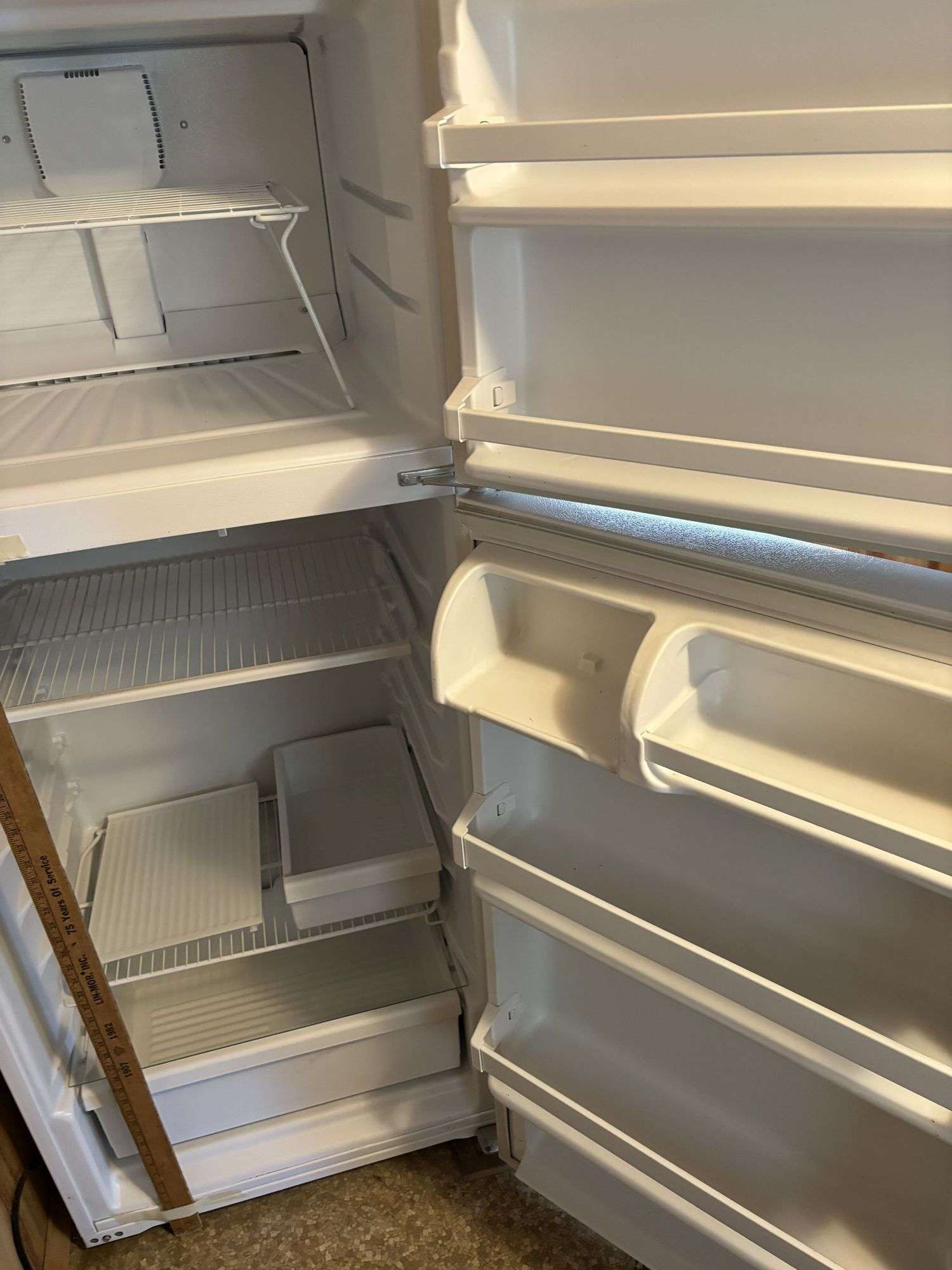 Roper refrigerator, 8 x 31 x 68“ tall. - Bonnigson & Associates