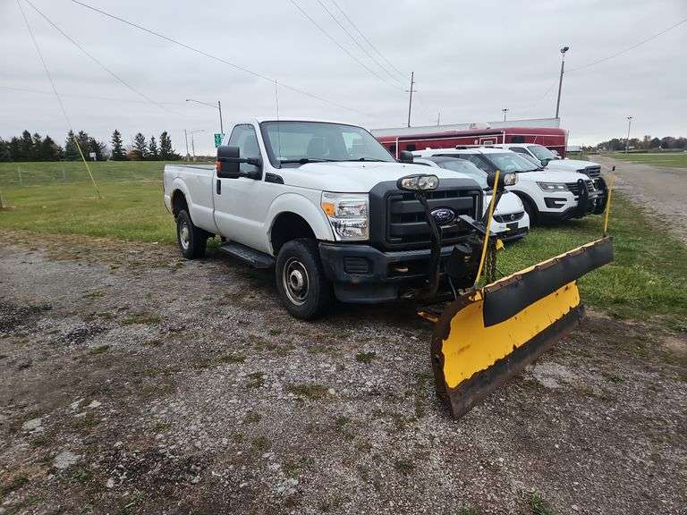 675 - '15 FORD 250 MEYER LOT PRO BLADE B&W HITCH IN BED
