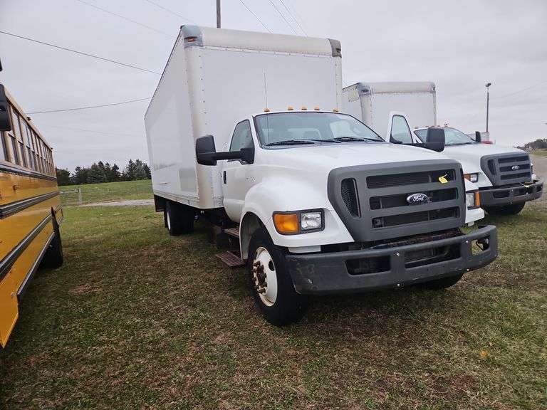 628 - 2015 Ford F-750 XL Box Truck