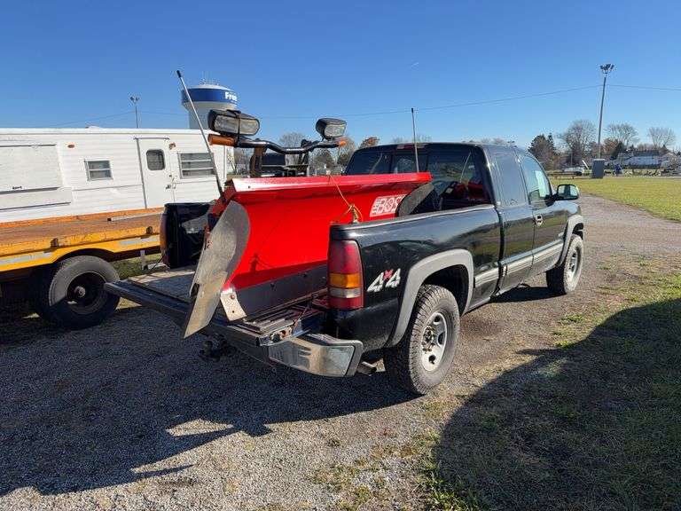 847 - 2000 CHEVROLET SILVERADO K2500 EXTENDED CAB & BOSS SNOW PLOW