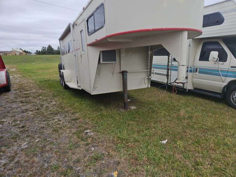 556 - 1998 WRANGER 3-HORSE TRAILER