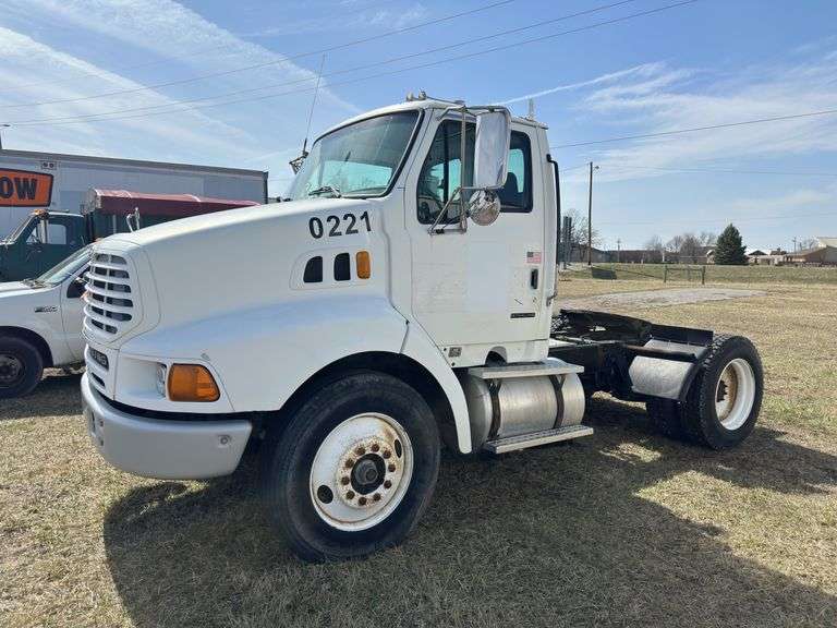 7916 - 2001 STERLING DAY CAB