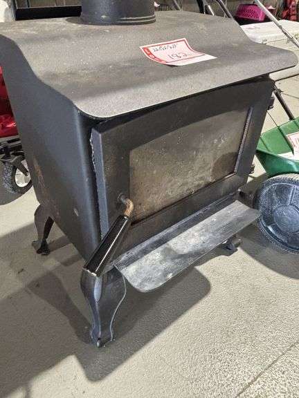 Iron woodstove, 22.5 x 21 x 29“