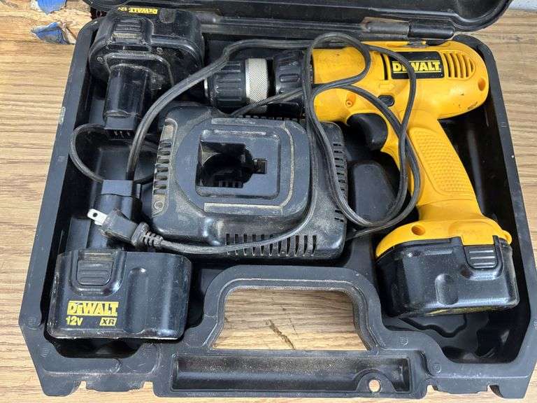 Dewalt 12 V drill with batteries and charger