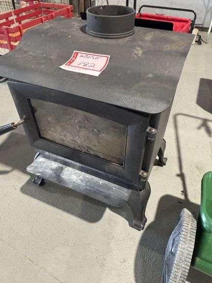 Iron woodstove, 22.5 x 21 x 29“