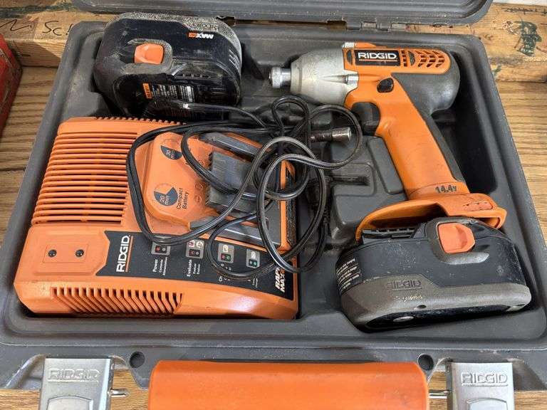 Rigid 14.4 V drill with battery and charger