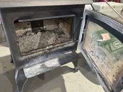 Iron woodstove, 22.5 x 21 x 29“