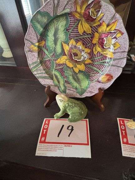 Wedgewood Water-Lily plate and a frog