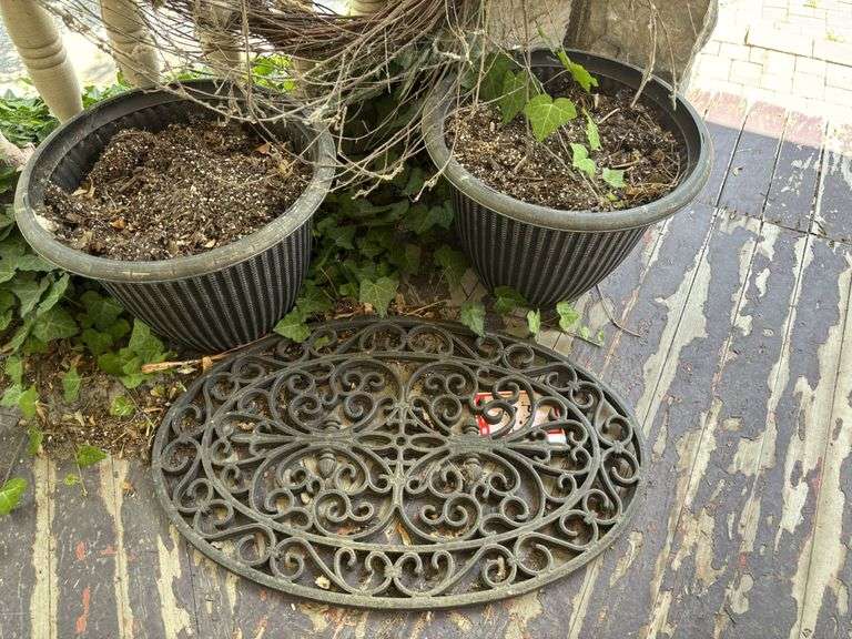 2 – plastic planters, floor mat and wreath