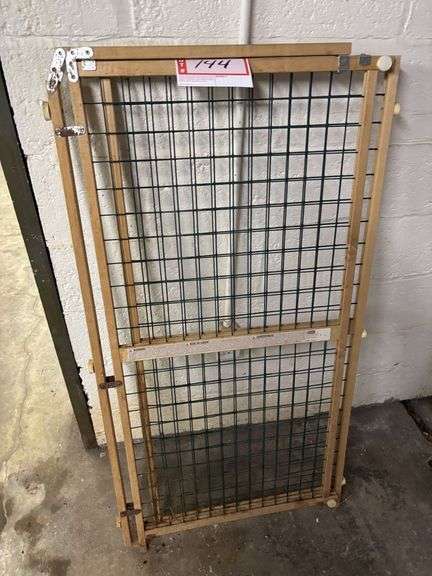 Adjustable gate