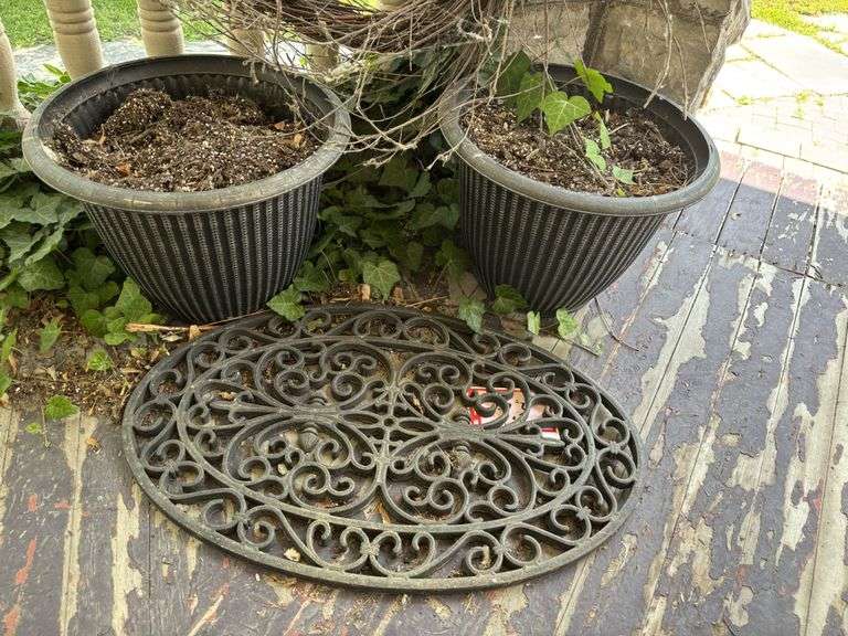 2 – plastic planters, floor mat and wreath