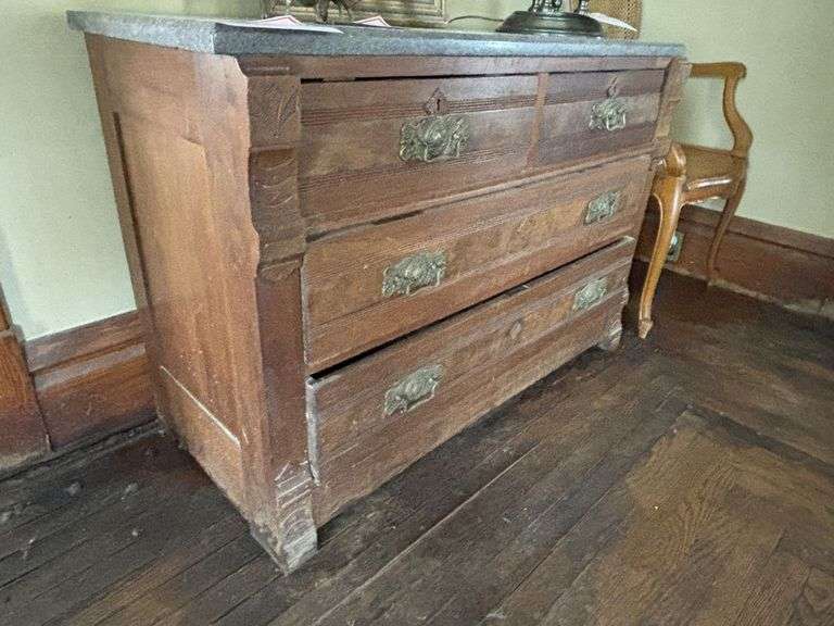 Chest of drawers, 43 x 18 x 29“ with marble top