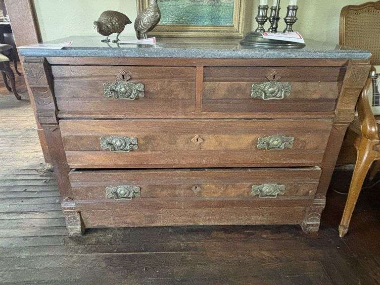 Chest of drawers, 43 x 18 x 29“ with marble top