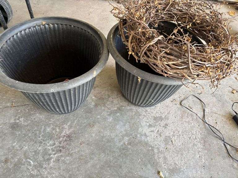 2 - Plastic planters and wreath