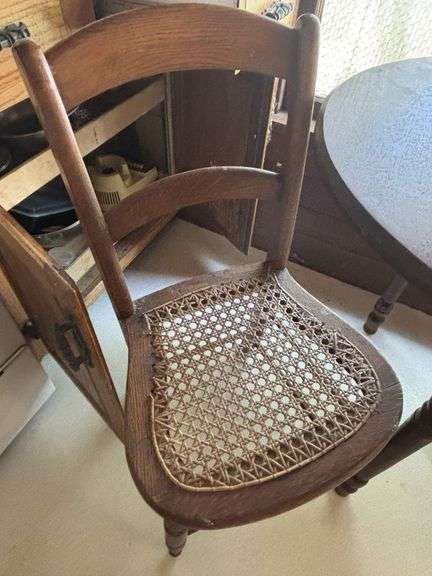 Table and 2 - chairs, 37 x 28 x 29“, one chair seat bad
