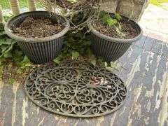 2 – plastic planters, floor mat and wreath