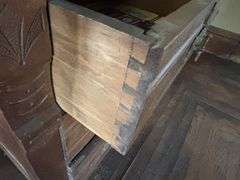 Chest of drawers, 43 x 18 x 29“ with marble top