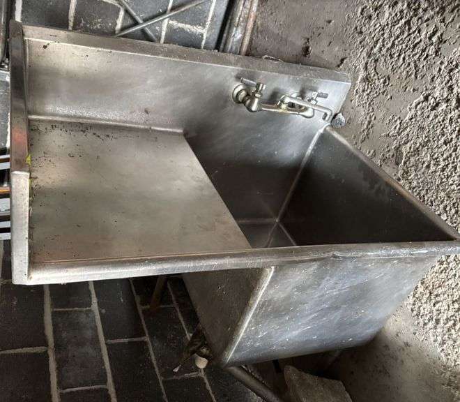 Corner sink, 28" x 43”