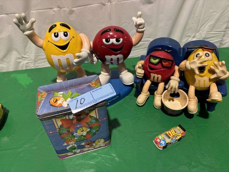 Battery operated M&Ms and tin, small M&M car