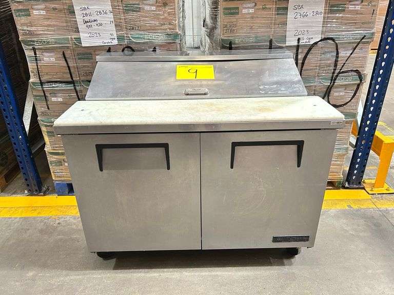 Mesa de trabajo Refrigerada de dos puertas con tabla para picar Marca TRUE, Modelo TSSU-48-12, Serie