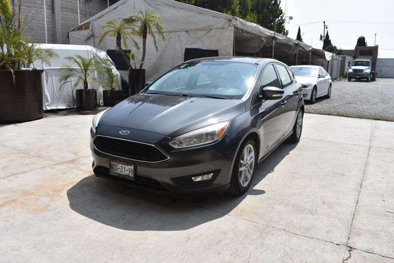 Vehículo Ford Focus SE de 5 puertas, Modelo 2015, No. de Serie 1FADP3K22FL212568, Color gris imán, T