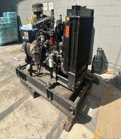 1 Planta de Emergencia  (Incompleto/Dañado), 1 Panel de Planta de Emergencia (Incompleto/Dañado), 1 